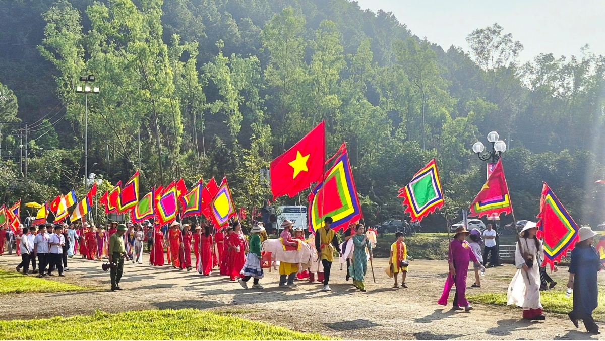 Lễ hội Đền Vua Mai là lễ hội lớn của tỉnh Nghệ An