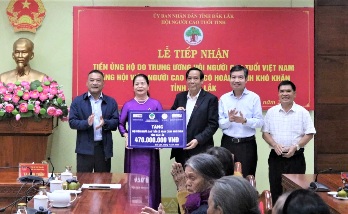 Chủ tịch Hội NCT Việt Nam Nguyễn Thanh Bình trao quà hỗ trợ NCT hoàn cảnh khó khăn tỉnh Đắk Lắk nhân dịp Xuân mới Bính Ngọ 20026