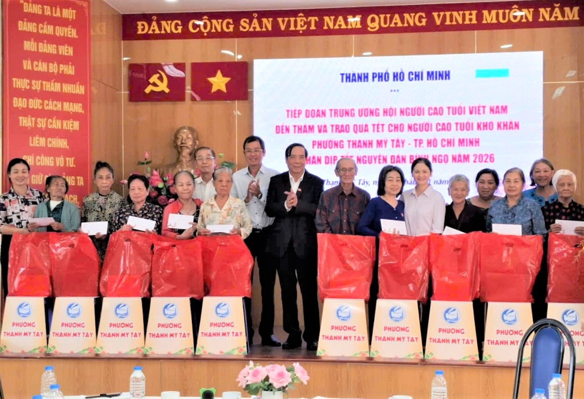 Chủ tịch Nguyễn Thanh Bình trao quà cho NCT khó khăn của TP Hồ Chí Minh