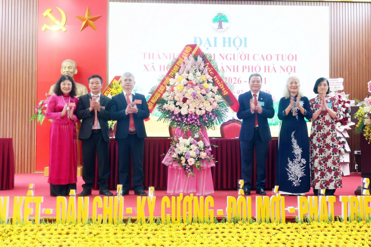 Lãnh đạo Hội NCT TP Hà Nội tặng hoa chúc mừng Đại hội