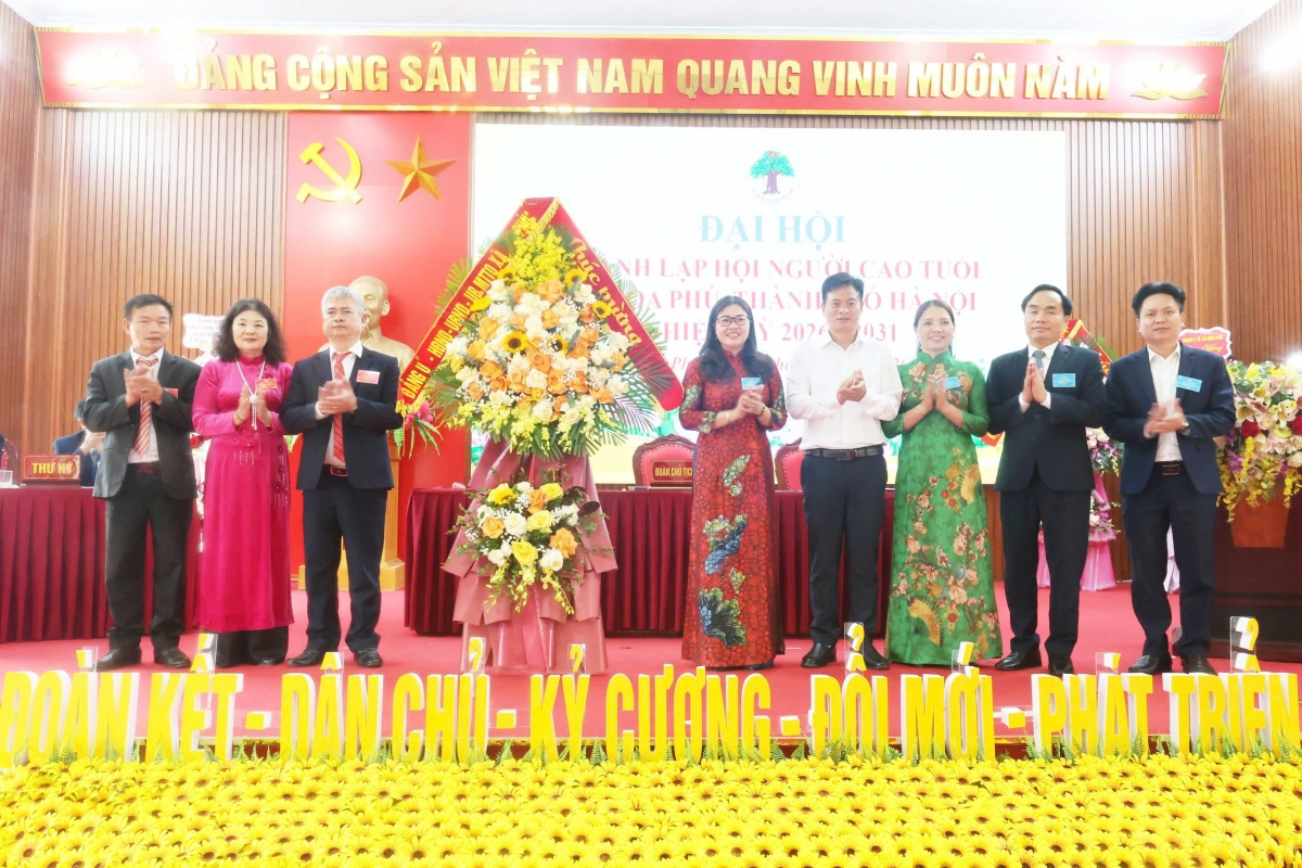 Lãnh đạo xã Hòa Phú tặng hoa chúc mừng Đại hội