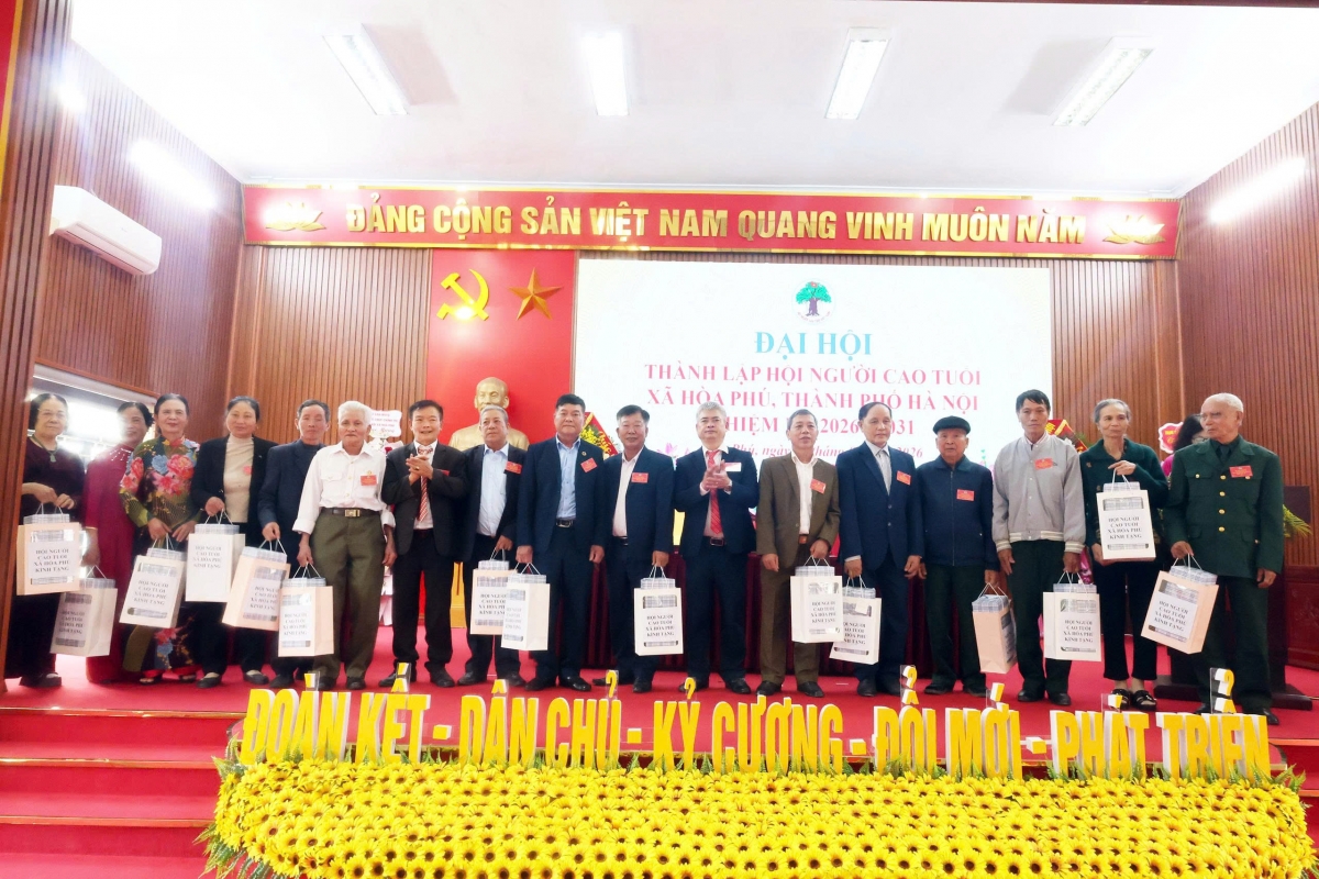 Tặng quà tri ân cán bộ không tham gia Ban Chấp hành khóa mới