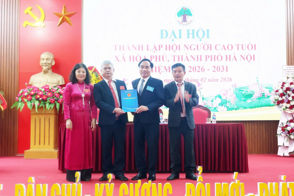 Trao Quyết định thành lập Hội NCT xã Hòa Phú