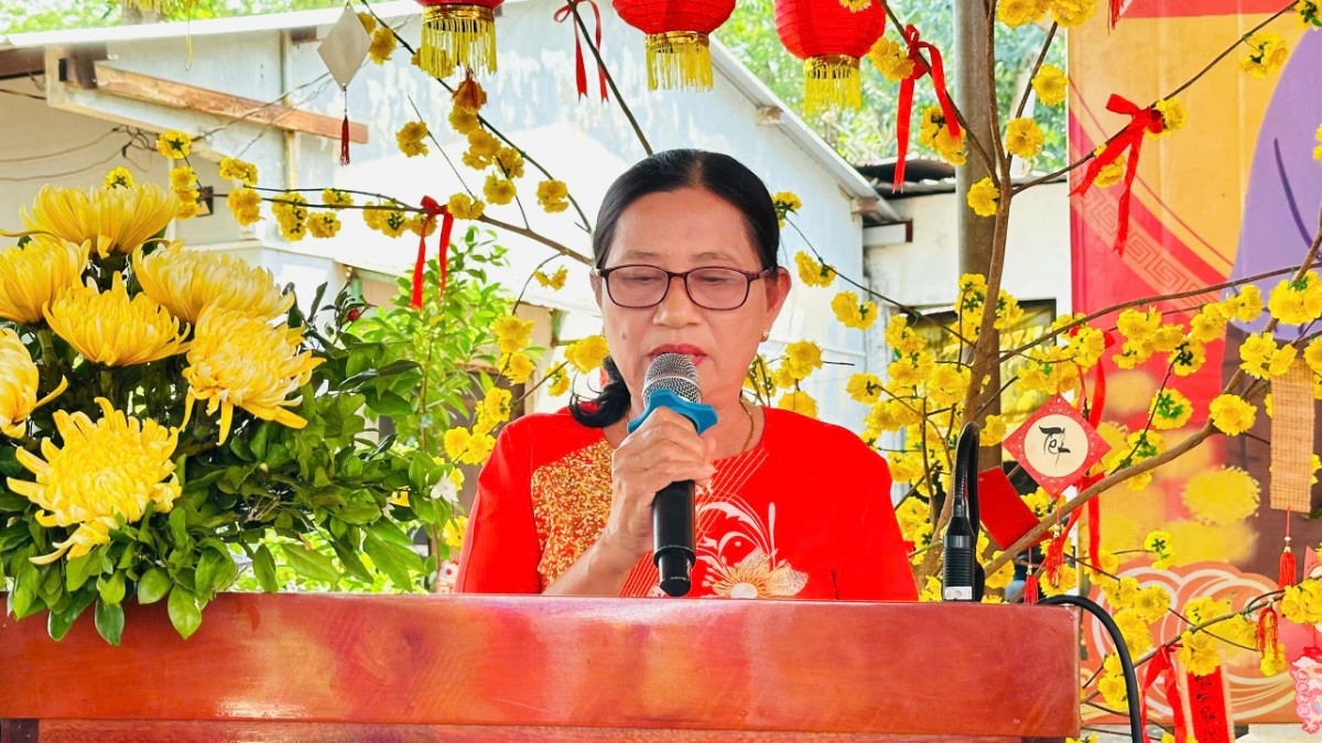  Chủ tịch Hội Người cao tuổi xã Lộc Tấn chúc thọ các cụ tại Lễ mừng thọ tổ chức ở Chùa Linh Sơn (Đồng Nai).