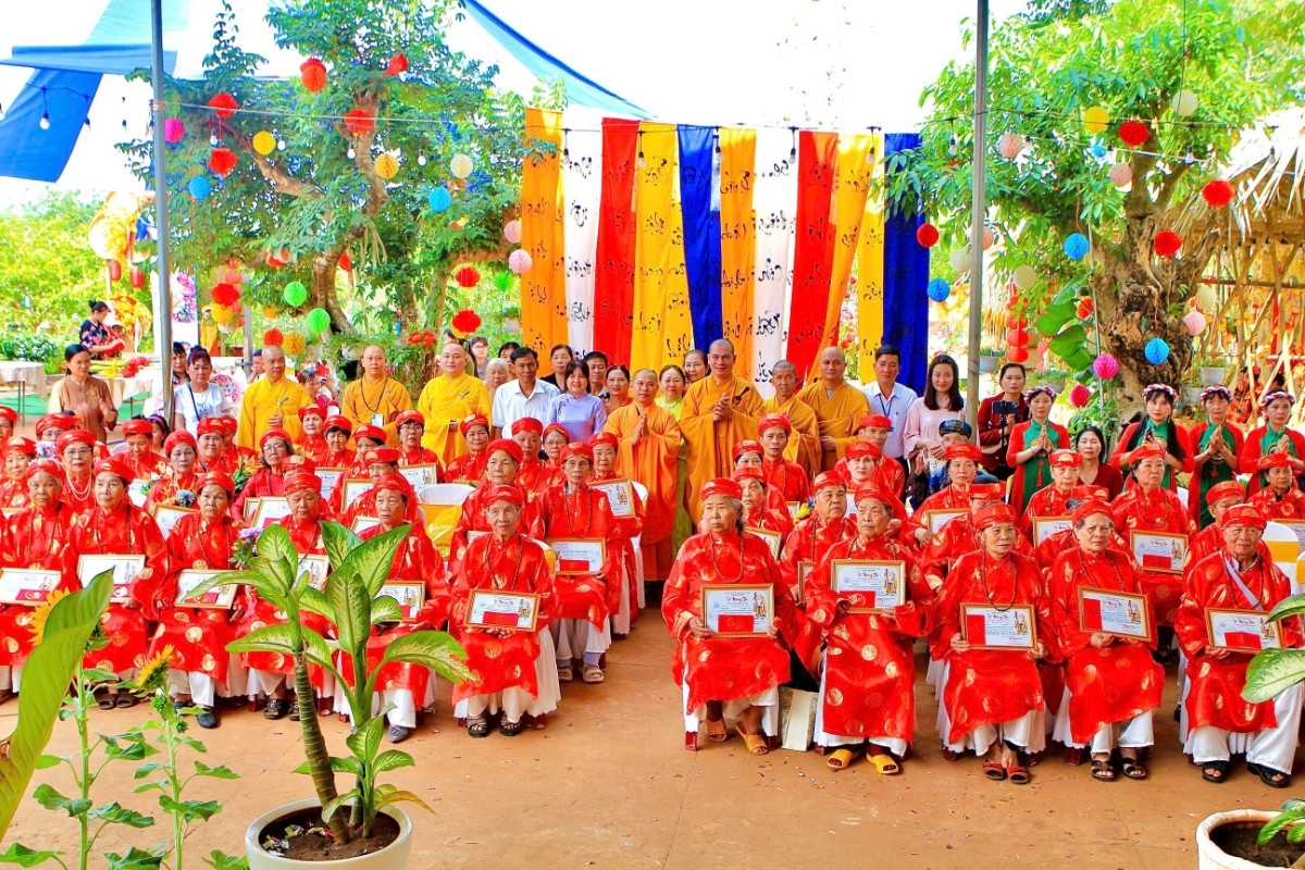 Gần 100 người cao tuổi xã Lộc Tấn được mừng thọ trang trọng tại Chùa Linh Sơn trong không khí ấm áp đầu xuân Bính Ngọ.