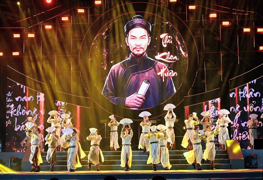 Hơn 20 tiết mục Đêm Thơ được dàn dựng công phhơn 20 tiết mục được dàn dựng công phu với sự tham gia của nhiều nghệ sĩ u với sự tham gia của nhiều nghệ sĩ 