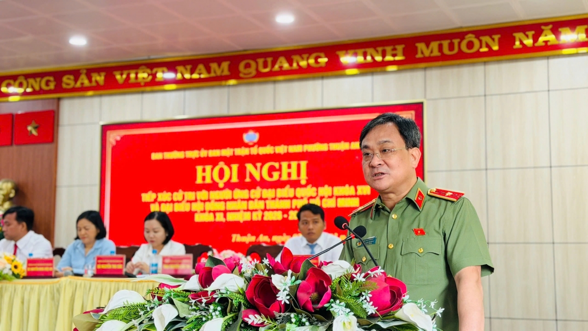 Thiếu tướng Vũ Huy Khánh phát biểu tại buổi tiếp xúc cử tri, vận động bầu cử ở phường Thuận An