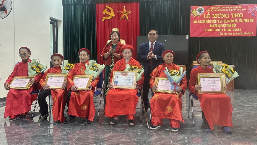 Lễ mừng thọ cho các cụ thôn Ứng Hoà, xã Quảng Bị, TP Hà Nội được tổ chức trong không khí trang trọng