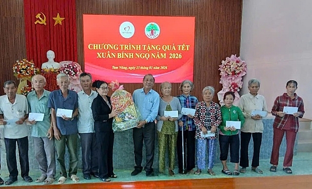 Ông Nguyễn Ngọc Minh, Chủ tịch Hội NCT tỉnh Đồng Tháp trao quà Tết cho NCT có hoàn cảnh khó khăn xã Tam Nông.