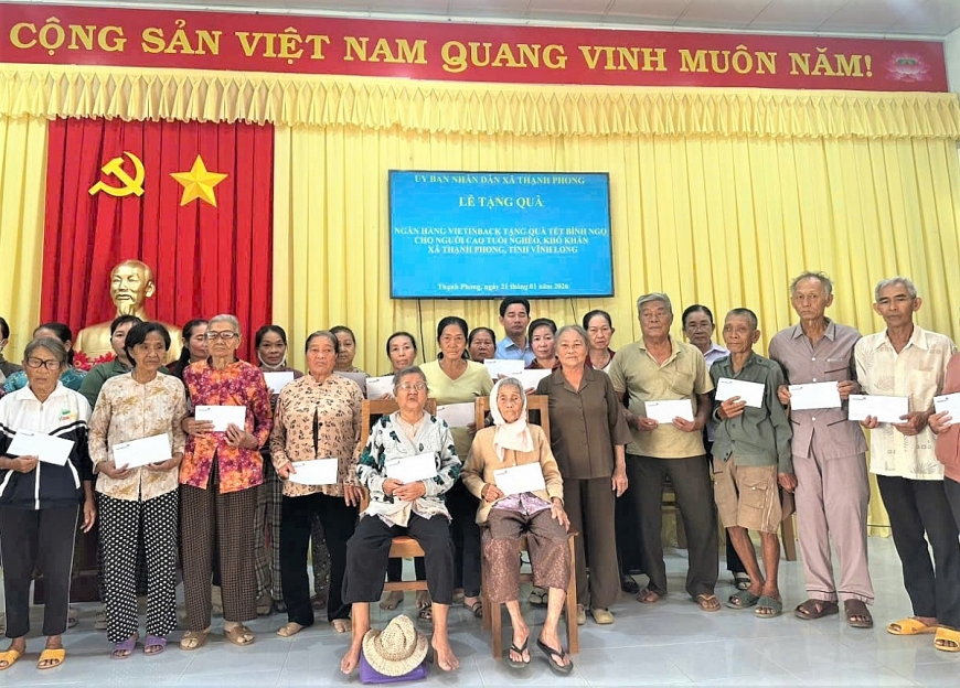 Tặng quà Tết cho NCT hoàn cảnh khó khăn tỉnh Vĩnh Long.