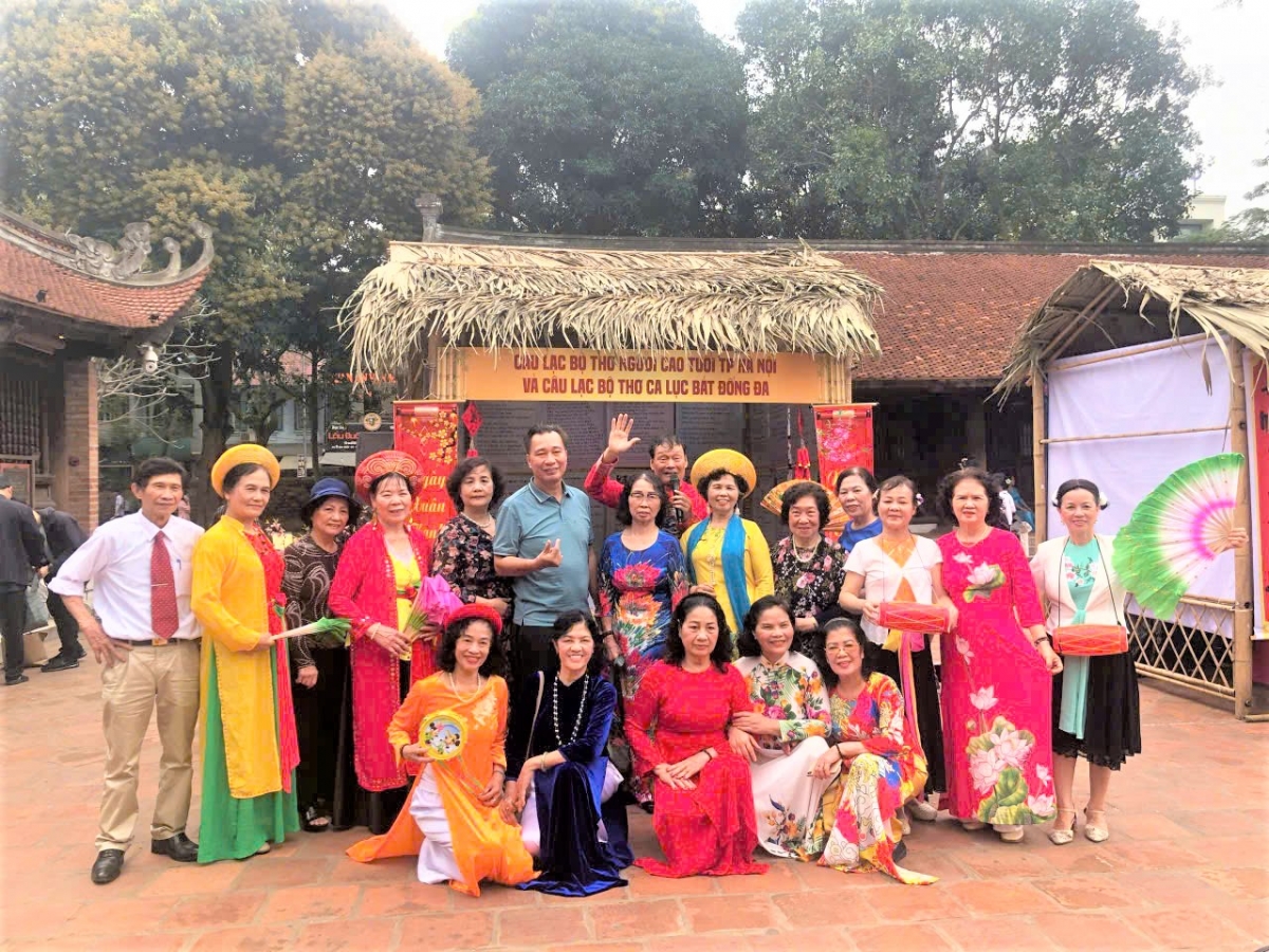 Các thành viên CLB chụp ảnh lưu niệm tại Quán thơ...