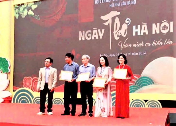 CLB Thơ NCT TP Hà Nội đoạt Giản Nhì nội dung trưng bày Quán Thơ