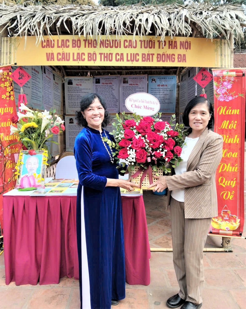 Đại diện Hội NCT TP Hà Nội tặng hoa chúc mừng CLB Thơ NCT thành phố tham gia Ngày thơ Hà Nội