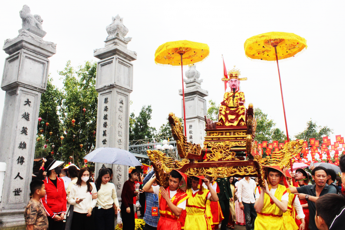 Nghi lễ rước kiệu, cung nghinh tượng Đức Thánh Trần quanh làng.