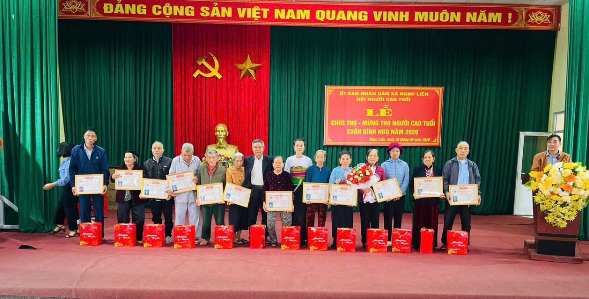 Mừng thọ, tặng quà NCT xã Ngọc Liên, tỉnh Thanh Hóa
