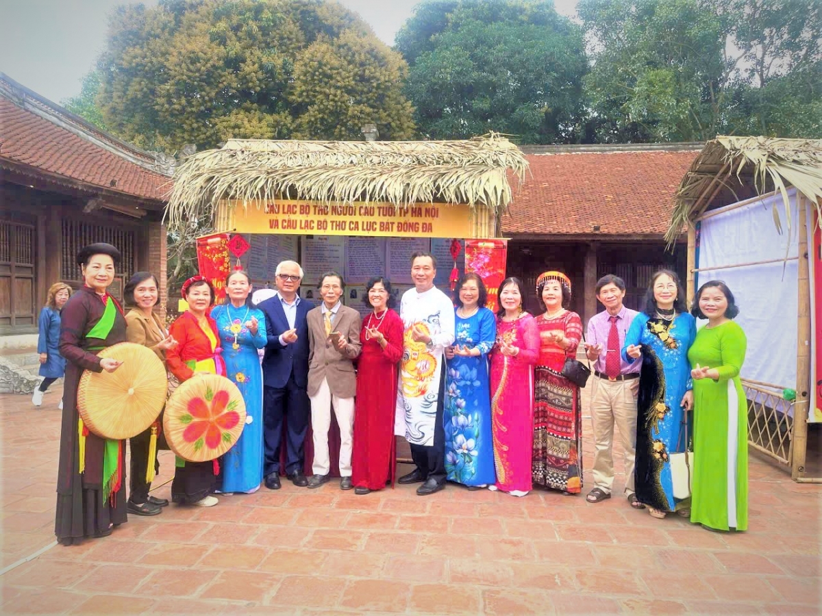 Ông Nguyễn Thế Toàn, Chủ tịch Hội NCT TP Hà Nội chúc mừng CLB Thơ NCT TP Hà Nội tham gia Ngày thơ Hà Nội 2026