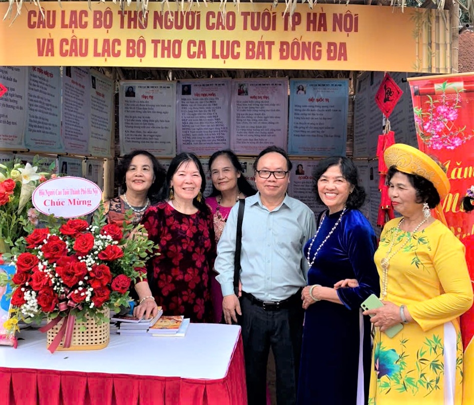 Ông Trần Gia Thái, Chủ tịch Hội Nhà văn Hà Nội đến thăm và khen ngợi Quán thơ NCT thành phố