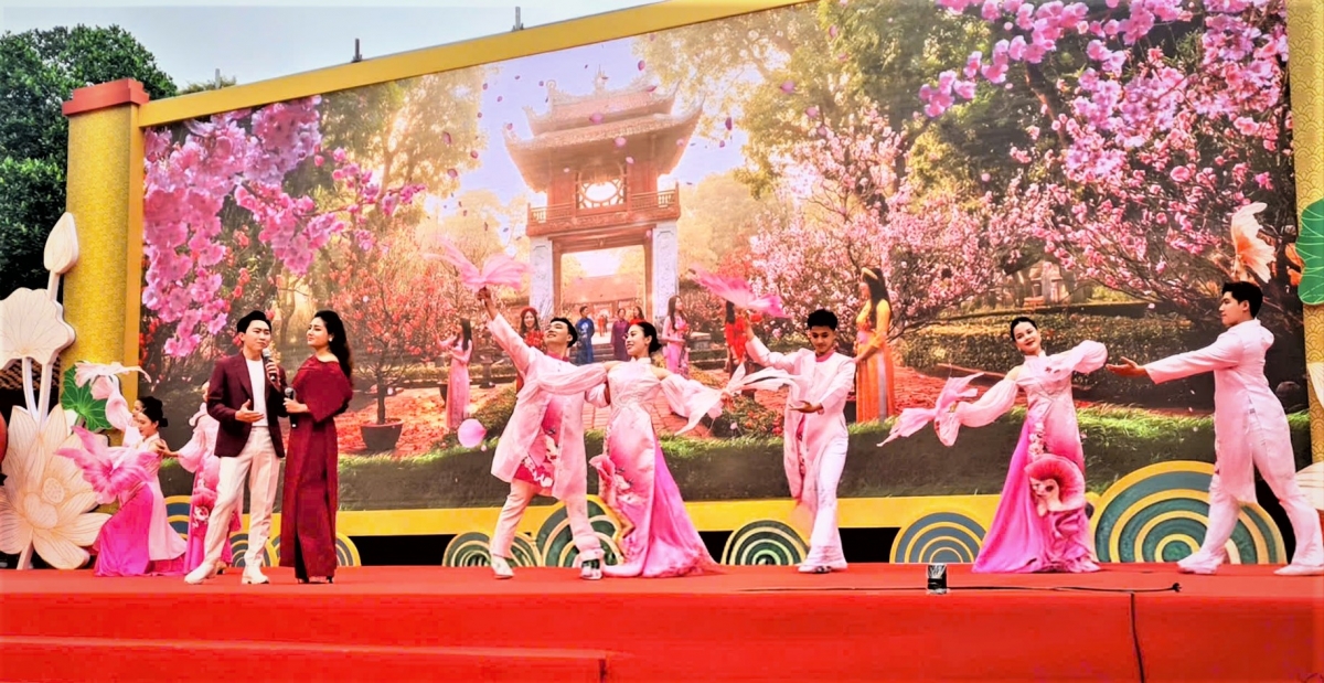 Ngày thơ Hà Nội: Khi thơ người cao tuổi ngân lên giữa Văn Miếu