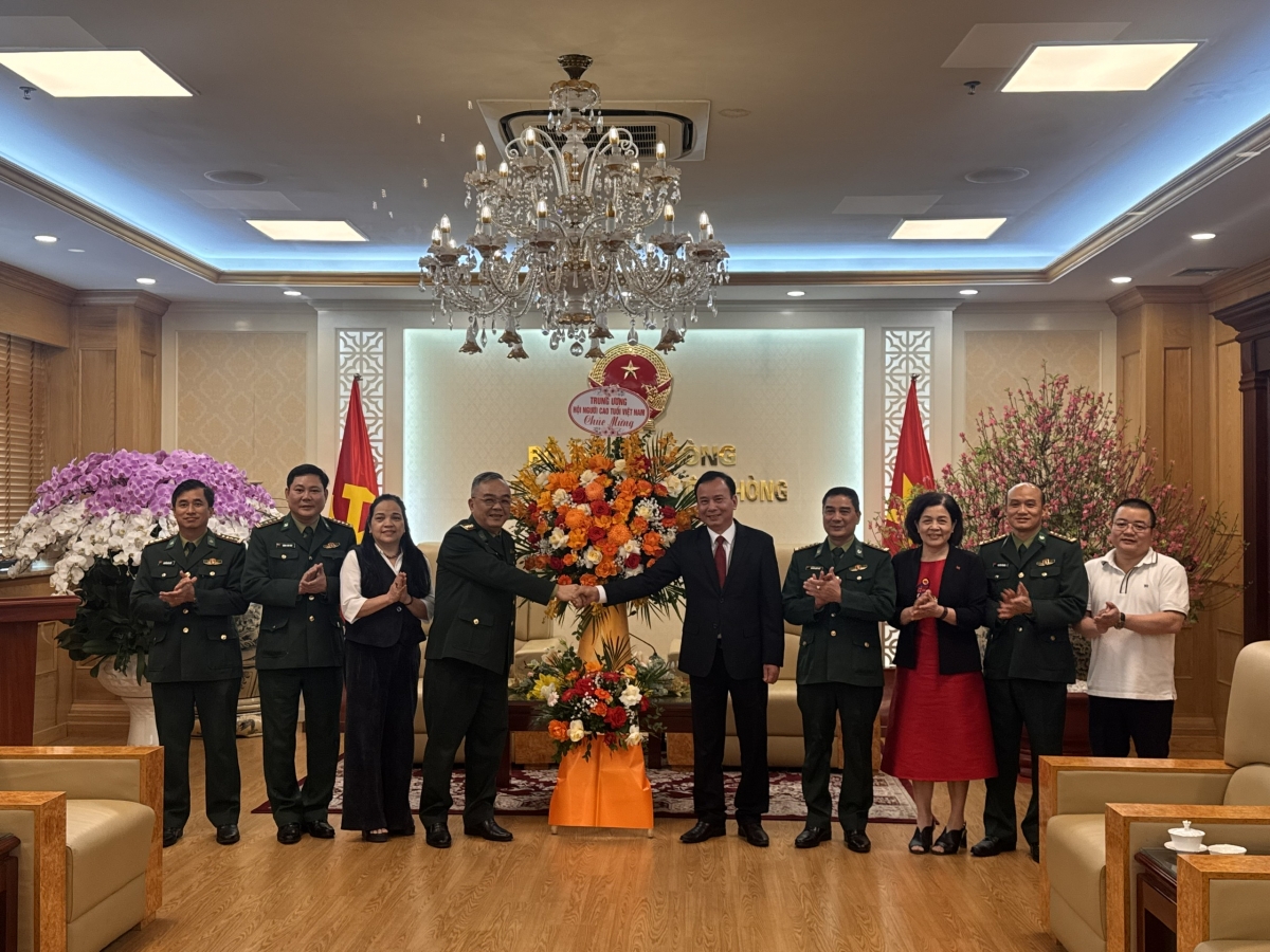Đoàn công tác Trung ương Hội NCT Việt Nam tặng lẵng hoa chúc mừng Ngày truyền thống Bộ đội Biên phòng và Ngày Biên phòng toàn dân.