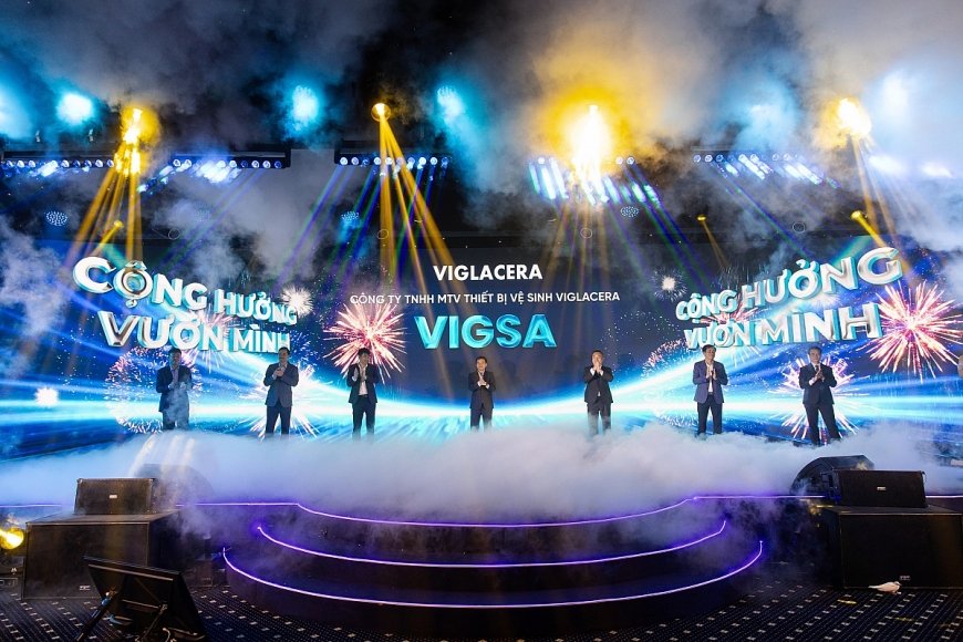 Ban lãnh đạo Công ty TNHH MTV VIGSA tiến hành nghi thức ra mắt doanh nghiệp trước cộng đồng các nhà phân phối gắn bó lâu năm với Viglacera