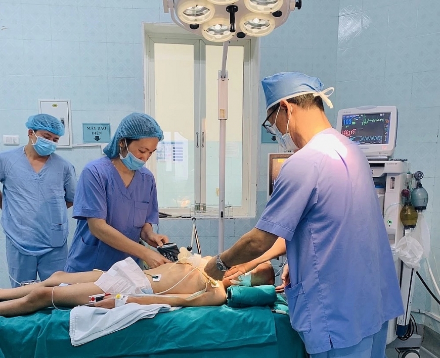 Cấp cứu kịp thời bệnh nhi chấn thương sọ não nặng sau tai nạn