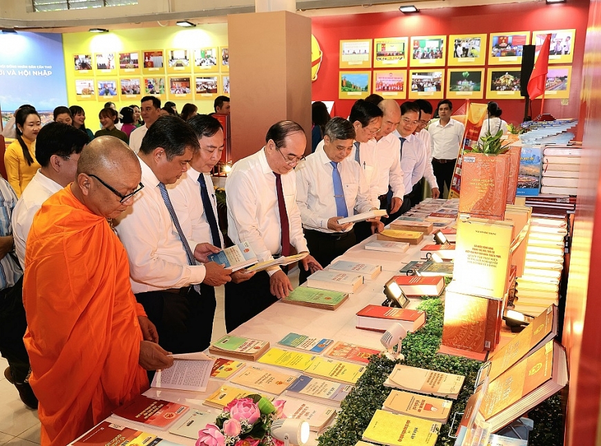 Lãnh đạo TP. Cần Thơ tham quan không gian trưng bày, triển lãm