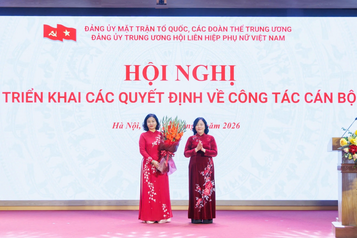 Chủ tịch UBTƯ  MTTQ Việt Nam Bùi Thị Minh Hoài trao quyết định, tặng hoa chúc mừng bà Nguyễn Thị Tuyến