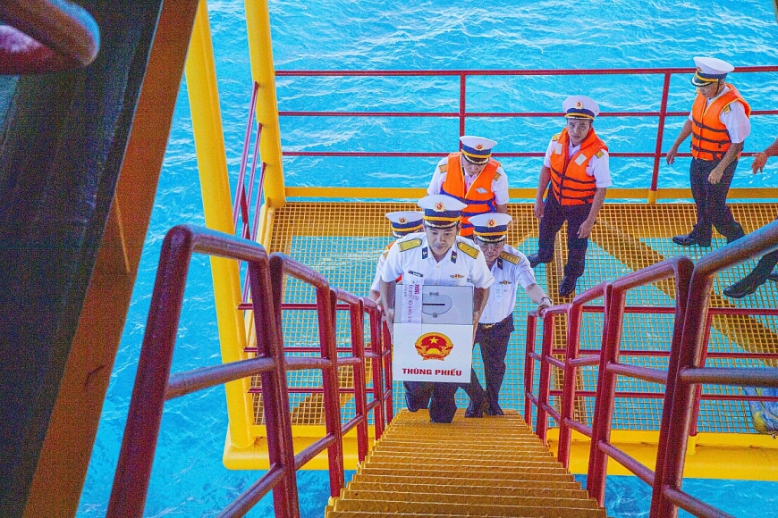 Mang thùng phiếu đến với các cử tri đang công tác trên nhà giàn DK1.20