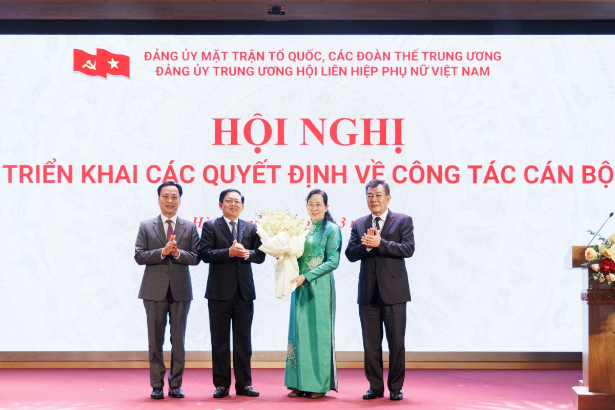 Phó Thủ tướng Hồ Quốc Dũng tặng hoa chúc mừng bà Lê Thị Thủy