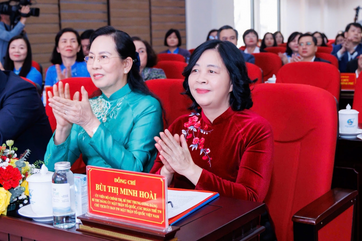 Ủy viên Bộ Chính trị, Bí thư Trung ương Đảng, Bí thư Đảng ủy MTTQ, các đoàn thể Trung ương, Chủ tịch UBTƯ MTTQ Việt Nam Bùi Thị Minh Hoài cùng các đại biểu dự hội nghị