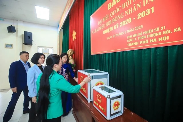  Bà Phùng Thị Hồng Hà - Chủ tịch Ủy ban Bầu cử Thành phố Hà Nội trao đổi về công tác bảo đảm an ninh trong khu vực bỏ phiếu (Ảnh: Hữu Thắng)