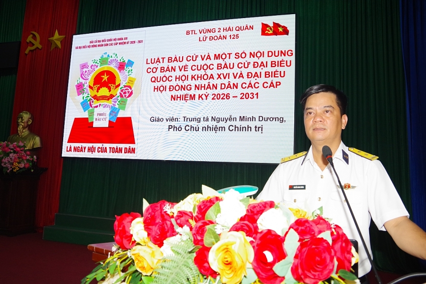 Trung tá Nguyễn Minh Dương, Phó Chủ nhiệm Chính trị Lữ đoàn 125 triển khai chuyên đề tuyên truyền Luật Bầu cử và một số nội dung về cuộc bầu cử đại biểu HĐND khóa XVI