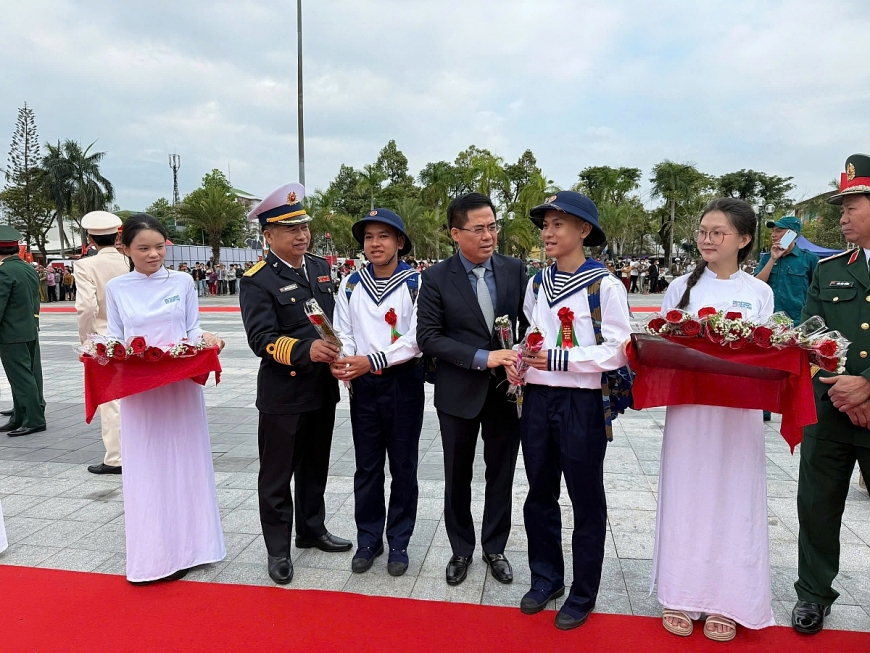 Lãnh đạo Vùng 3 Hải quân tặng hoa các tân binh