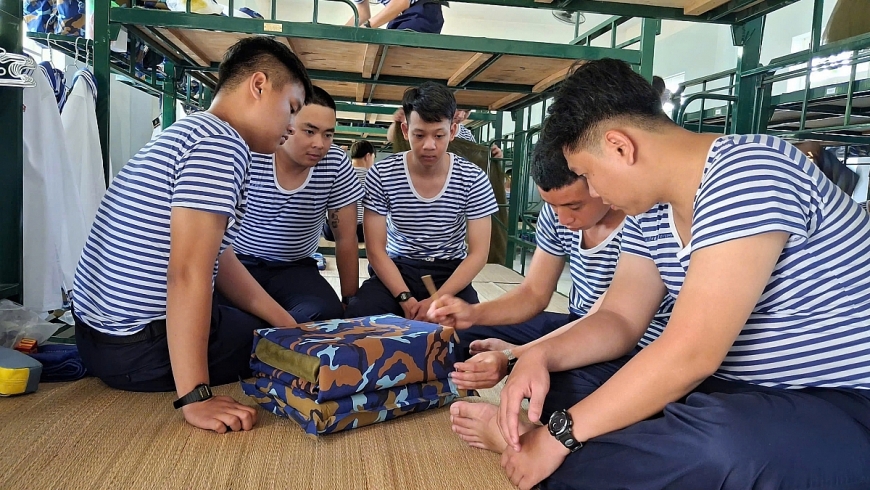 Tân binh ở Vùng 3 Hải quân tập gấp xếp nội vụ cá nhân ngay trong ngày đầu tiên đến đơn vị