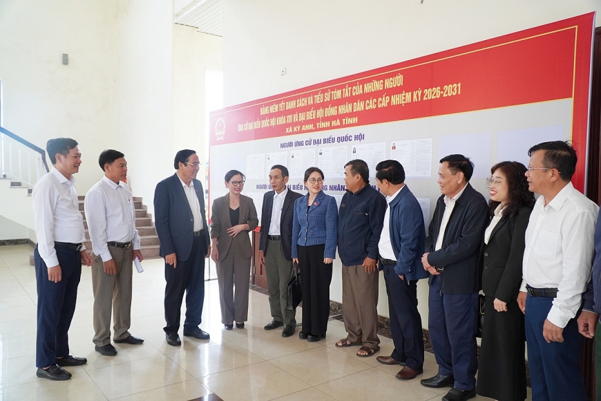 Chủ tịch Hội Người cao tuổi Việt Nam Nguyễn Thanh Bình và các ứng cử viên ĐBQH khóa XVI trao đổi với các cử tri.