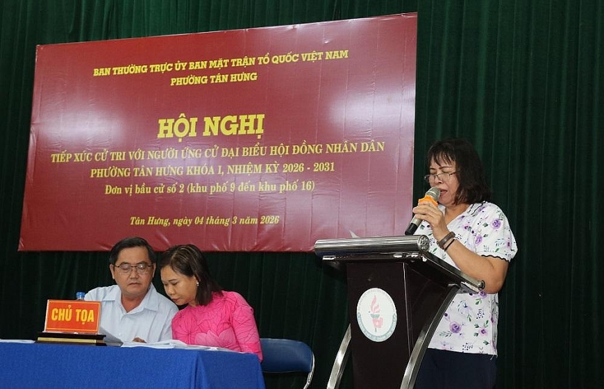 Bà Vũ Thị Dung trình bày chương trình hành động trước cử tri