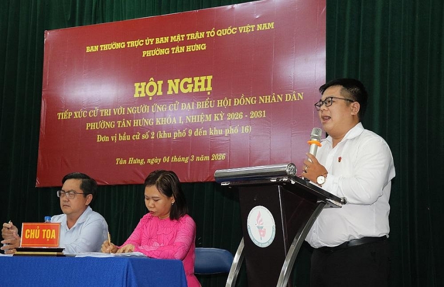 Ông Lê Đức Đạt, Phó Chủ tịch Ủy ban Mặt trận Tổ quốc Việt Nam phường Tân Hưng và Bí thư Đoàn Thanh niên phường 