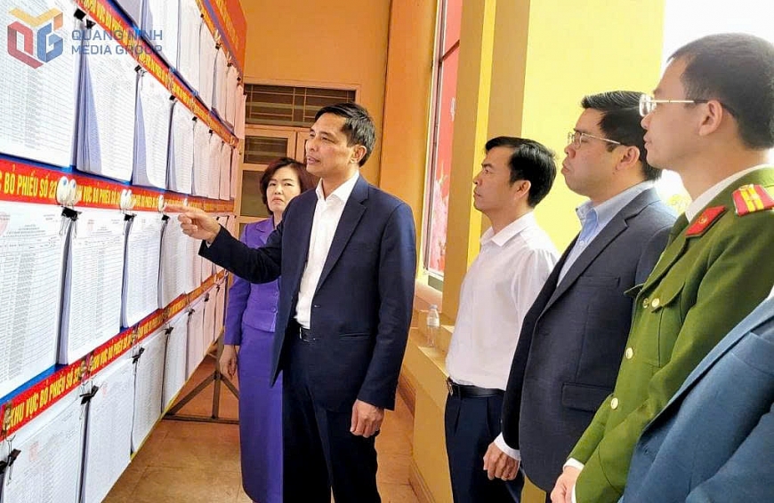       Đồng chí Vũ Văn Diện, Phó Chủ tịch Thường trực UBND tỉnh Quảng Ninh kiểm tra  công tác chuẩn bị bầu cử tại phường Hiệp Hòa. (Ảnh: Báo và Phát thanh Truyền hình Quảng Ninh).