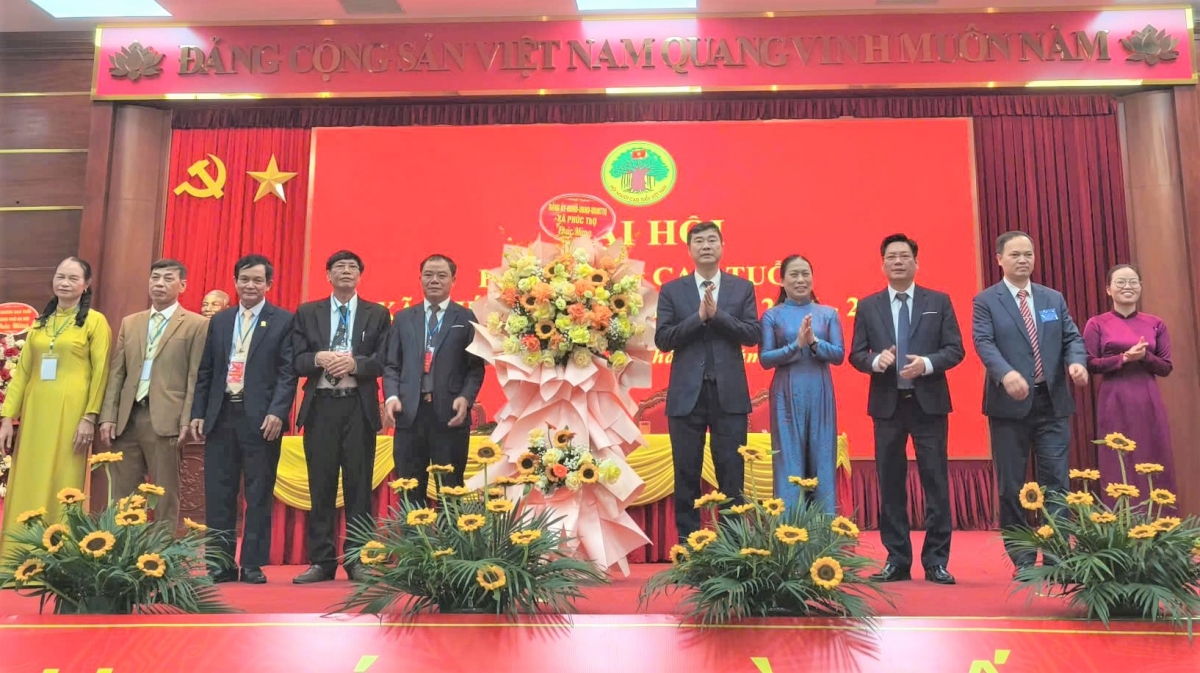 Lãnh đạo xã Phúc Thọ tặng hoa chúc mừng Đại hội