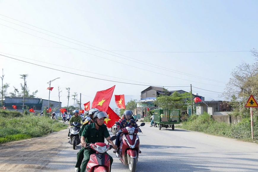 Thông qua các đoàn xe lưu động với “tuyên truyền tĩnh” bằng hệ thống pano, khẩu hiệu, băng rôn trực quan đã góp phần đưa thông tin bầu cử đến gần hơn với người dân.