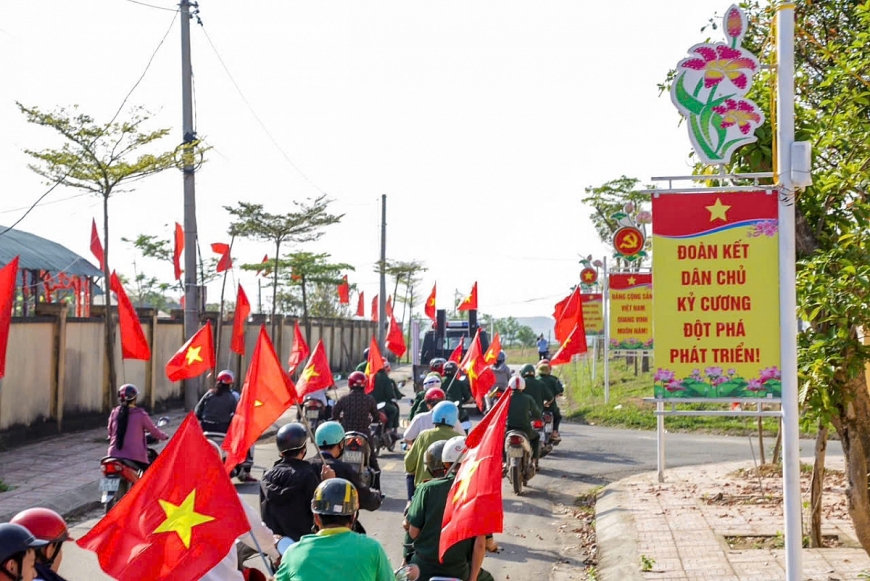 Những đoàn xe tuyên truyền lưu động được trang hoàng cờ Tổ quốc, băng rôn và các khẩu hiệu cổ động trên khắp đường quê.