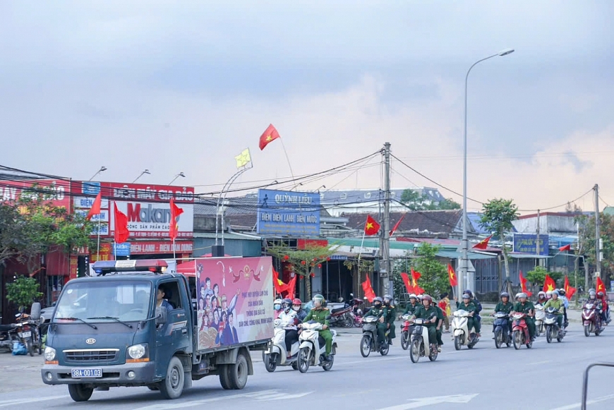 Phường Vũng Áng lan tỏa khí thế bầu cử qua những chuyến xe tuyên truyền lưu động.