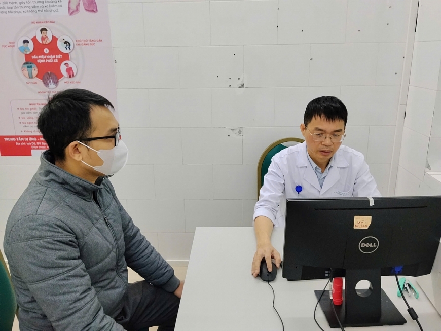 TS.BS Nguyễn Hữu Trường thăm khám cho bệnh nhân