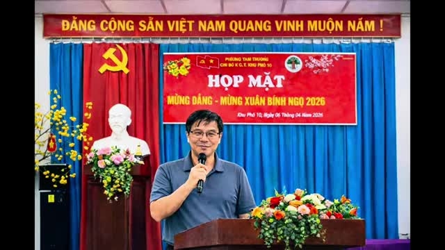 Ông Nguyễn Hữu Nhiên chúc mừng năm mới và ghi nhận đóng góp của Hội Người cao tuổi.