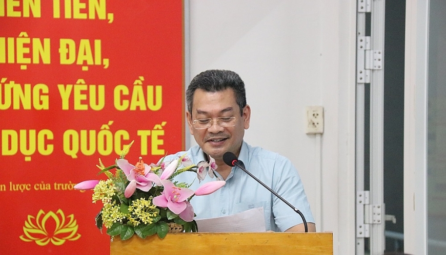 Ông Hoàng Minh Tuấn Anh, Bí thư Đảng ủy, Chủ tịch HĐND phường Tân Hưng tại buổi tiếp xúc cử tri đơn vị bầu cử số 7 (từ khu phố 43 đến khu phố 53), phường Tân Hưng, TP. Hồ Chí Minh