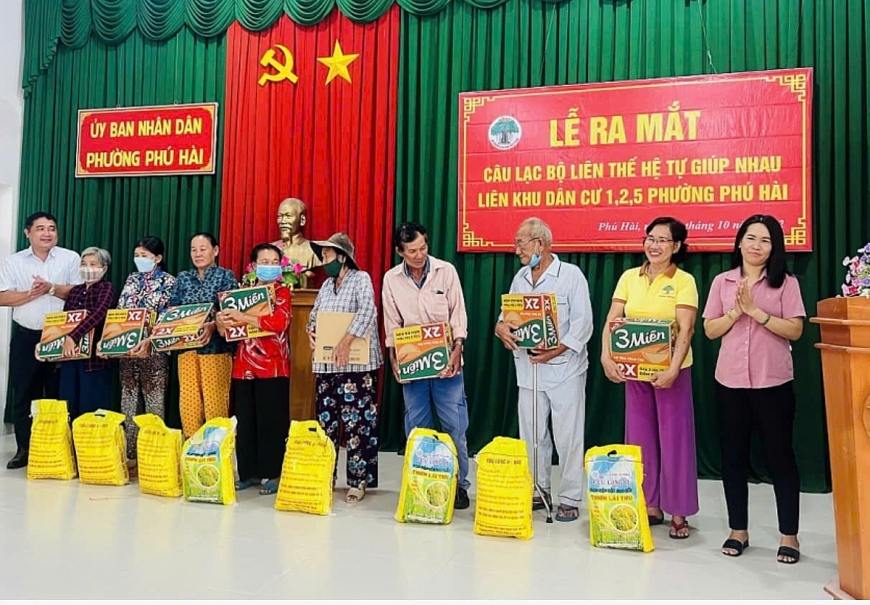 Trao quà cho NCT khó khăn tại lễ ra mắt thành lập CLB LTHTGN. 