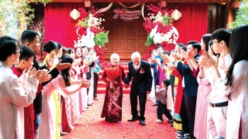 Sau 70 năm chung sống, ông bà U90 “cưới nhau” lần nữa giữa vòng tay con cháu