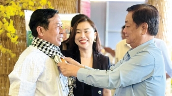 Những “cây cổ thụ” giữa làng quê