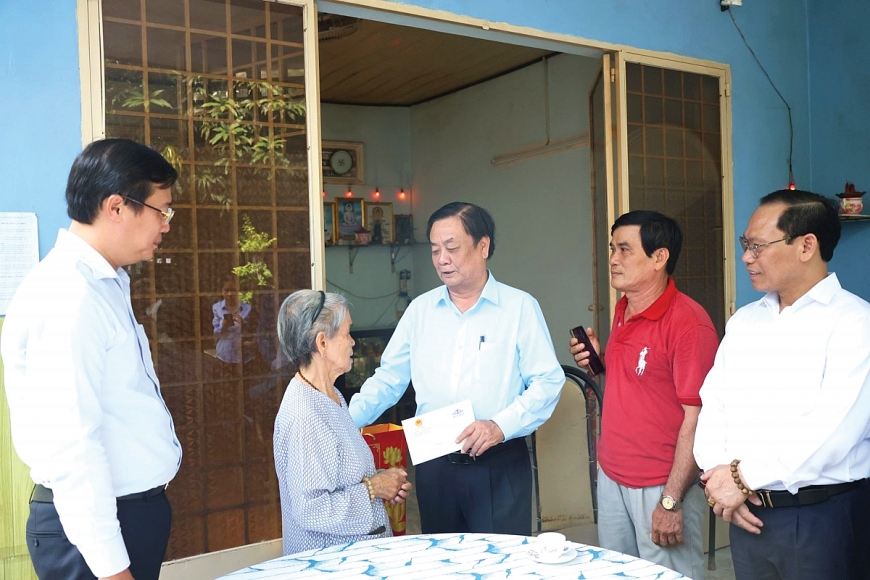  Phó Chủ tịch Quốc hội Lê Minh Hoan và Đoàn công tác ân cần thăm hỏi, tặng quà gia đình chính sách Nguyễn Thị Hai tại Đồng Tháp.