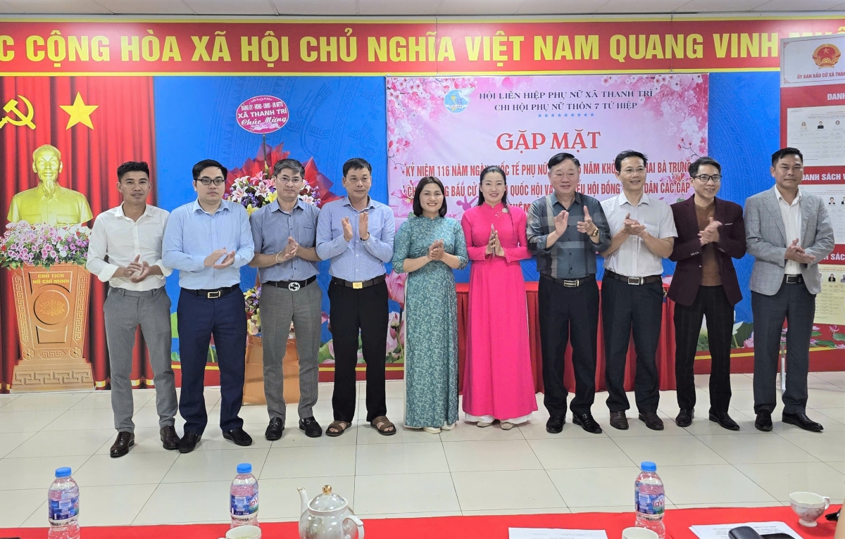 Lãnh đạo câps ủy, chính quyền, Ban công tác Mặt trận, các đoàn thể, ngành trong thôn tặng quà Chi hội Phụ nữ